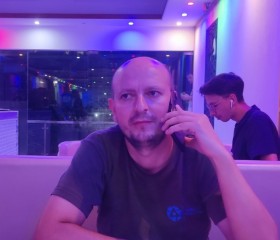 Yuriy Ladutko, 45, Dohar