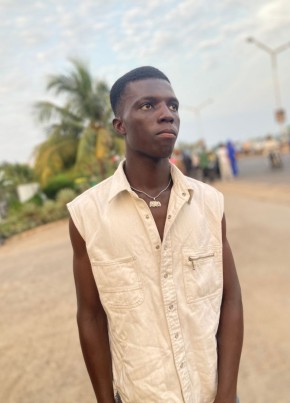 Mélodie из Lomé 20 лет