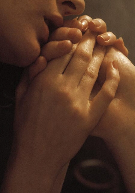 Мама поцелую морщинки. Поцелуй руки. Рука в руке. Нежные пальчики. Прикосновения мужчины.