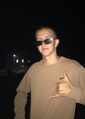 Денис 20 лет