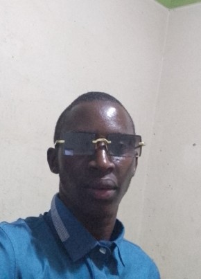 Moses kaweesi, 20, Uganda, Kampala