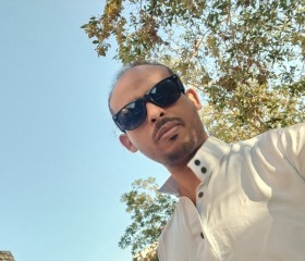 MOMO, 37, Bur Safajah