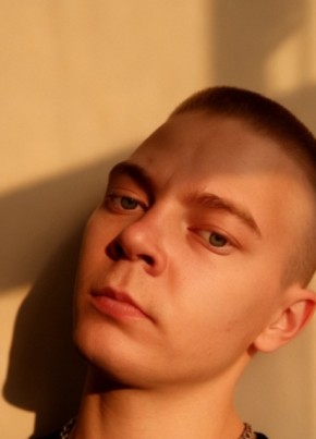 Санёк из Екатеринбурга 20 лет