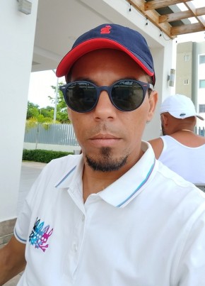 Óliver Peguero из Santo Domingo 37 лет