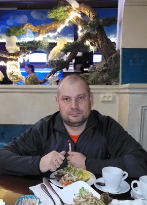 Roman, 46, Romania, București