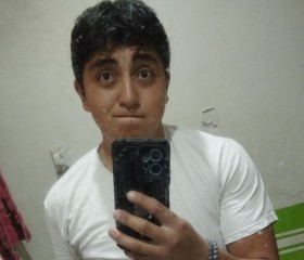 Max, 19, Uriangato