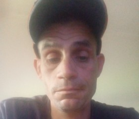 József, 40, Budapest