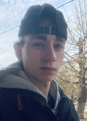 Максим из Волгограда 18 лет