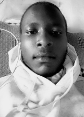 Dennis из Nairobi 24 года