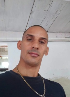 ROIDER FERNÁNDEZ, 37, República de Cuba, La Habana