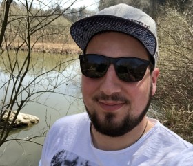 James, 33, Gossau