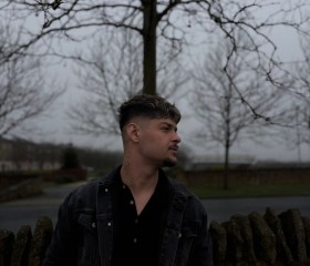 Robert, 19, Corby