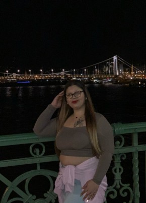 Dorina, 18, A Magyar Népköztársaság, Budapest