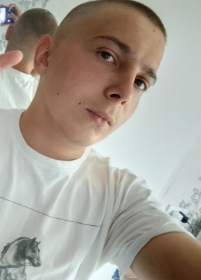 Александр из Гатчины 18 лет