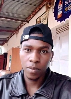 Bruce Dinji из Kasese 30 лет