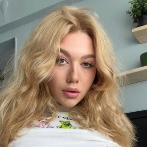 Ол өз мүшесін және кончаларын жұлып алады (кесілген)