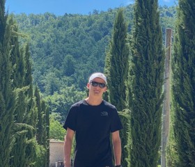 Shnee, 33, The Hague