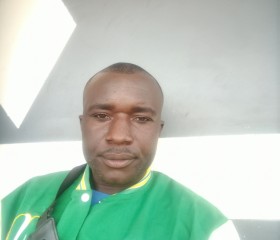 Mike, 30, Foumban