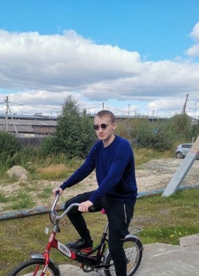 Александр, 30, Россия, Нягань