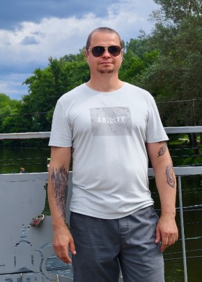 Юрий из Москвы 44 года
