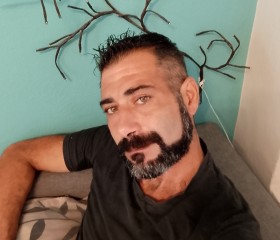 Marios, 31, Naxos