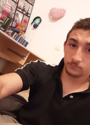 Julien , 21, République Française, Niort