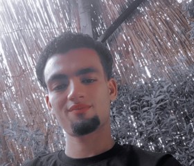 Mahmoud, 18, Tahta