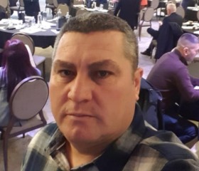 Mihai, 42, London