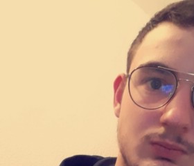 romaric, 23 года, Savenay