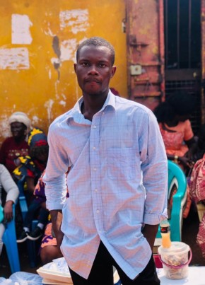 ARUNA, 20, Sierra Leone, Freetown
