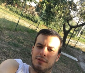 matteo, 32, Roseto degli Abruzzi