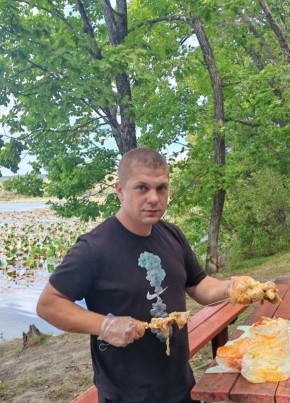 Максим из Артема 32 года