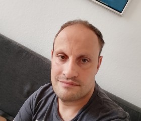 Bond, 34, Hjorring