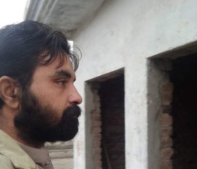 Ali, 21, Gujrat