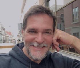 Tomás Davies, 45, Dallas