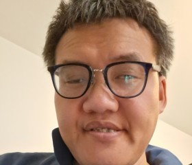 KIM SCHÜTZ, 40, Berlin