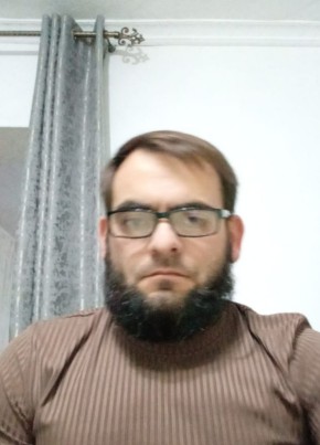 Амир из Хасавюрта 36 лет