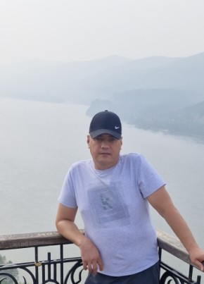 Анатолий из Красноярска 46 лет