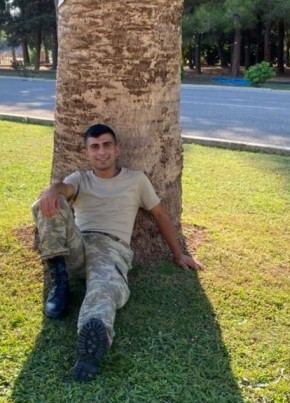 Berat, 26, Türkiye Cumhuriyeti, İzmir