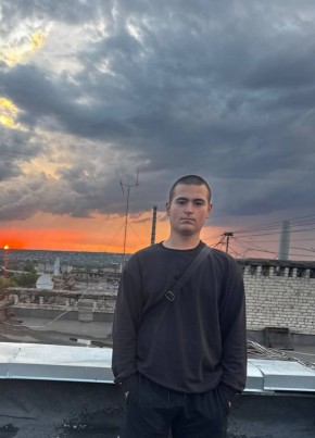 Максим из Луганска 18 лет