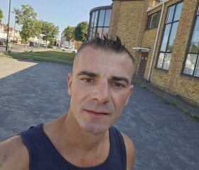 Andrzej, 39, London
