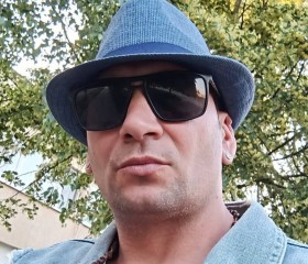 Zoli, 40, Budapest