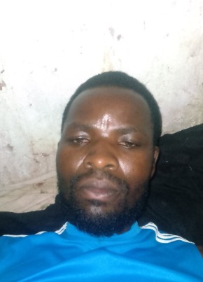 Gideon Njovu, 30, Malaŵi, Lilongwe