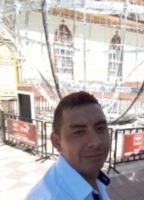 Jorge Ambuludi , 36, República del Ecuador, Piñas