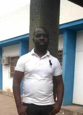 Versace, 41, République de Côte d’Ivoire, Yamoussoukro