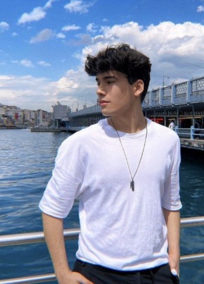 Burak из Sultanbeyli 22 года