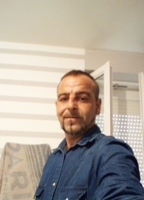 José, 39, République Française, Bressuire