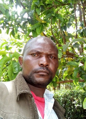 Chris, 47, Kenya, Kisumu