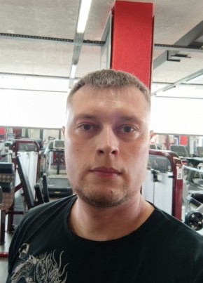 Илья из Артема 37 лет