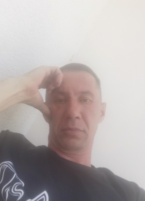Михаил из Губкинския 46 лет